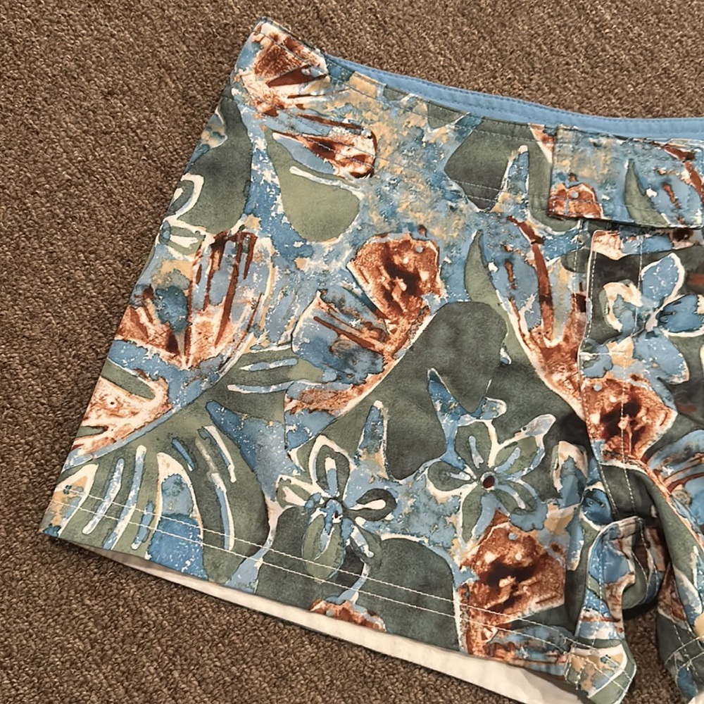 Women’s Reversible Floral/White Crazy Shirts Board Shorts *Like New* - Picture 2 of 14